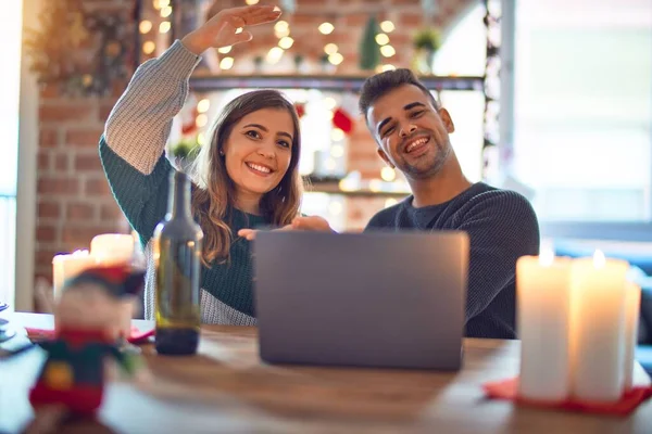 Junges Schönes Paar Sitzt Mit Laptop Weihnachtsdekoration Hause Gestikulierend Mit — Stockfoto