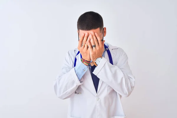 Młody Lekarz Noszący Stetoskop Odosobnionym Tle Smutnym Wyrazem Twarzy Pokrywającym — Zdjęcie stockowe