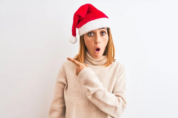 Mulher Ruiva Bonita Usando Chapéu Natal Sobre Fundo Isolado Surpreendido — Fotografia de Stock