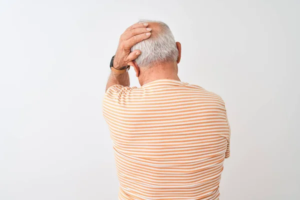 Senior Grijsharige Man Met Gestreept Shirt Geïsoleerde Witte Achtergrond Achterwaarts — Stockfoto
