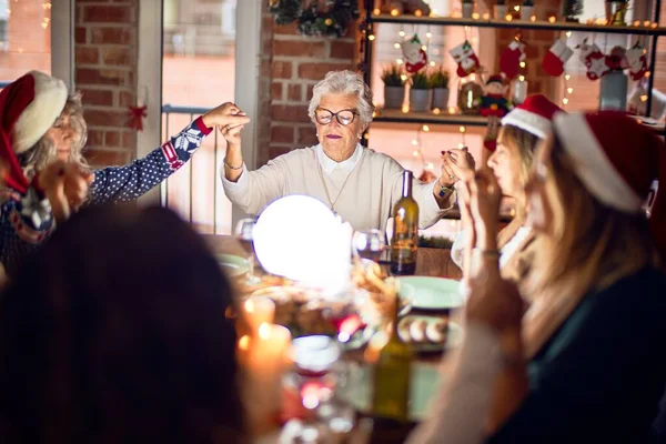 Mooie Groep Vrouwen Die Blij Zelfverzekerd Glimlachen Handen Nemen Samen — Stockfoto