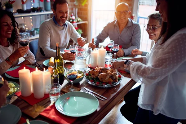 Famiglia Amici Cenano Casa Festeggiando Vigilia Natale Con Cibo Tradizionale — Foto Stock