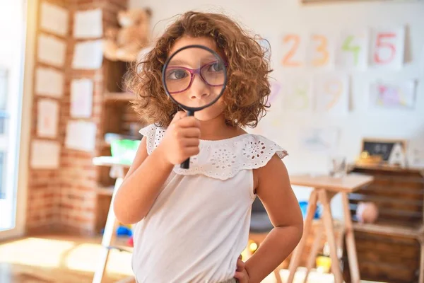 Prachtige Peuter Die Een Bril Draagt Met Loupe Kleuterschool — Stockfoto