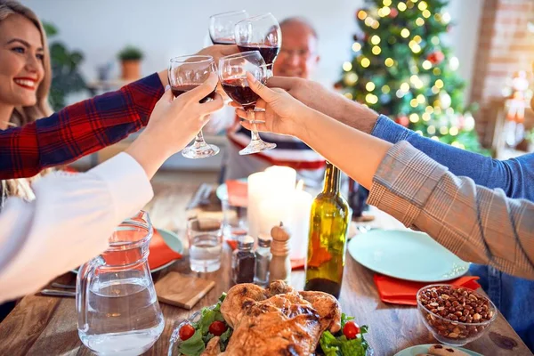笑顔と自信に満ちた美しい家族会議 自宅でクリスマスを祝うワインのクーオとロースト七面鳥とトーストを食べる — ストック写真