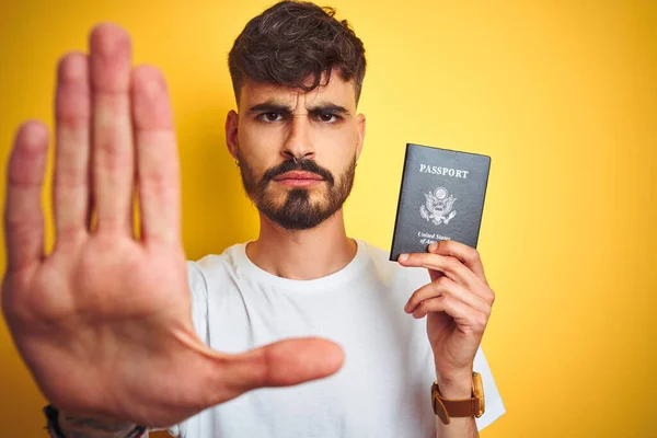 Jovem Com Tatuagem Vestindo Passaporte Dos Eua Sobre Fundo Amarelo — Fotografia de Stock