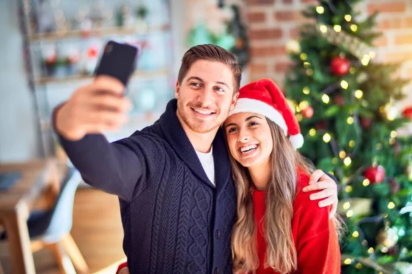 Jovem Casal Bonito Sorrindo Feliz Confiante Abraçando Fazer Selfie Por — Fotografia de Stock