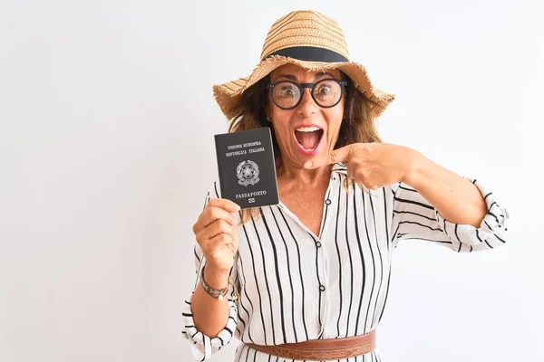 Starší Turistka Držící Italský Pas Stojící Nad Izolovaným Bílým Pozadím — Stock fotografie