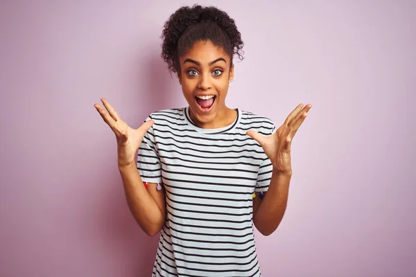 Mulher Afro Americana Vestindo Camisa Listrada Marinha Sobre Fundo Rosa — Fotografia de Stock