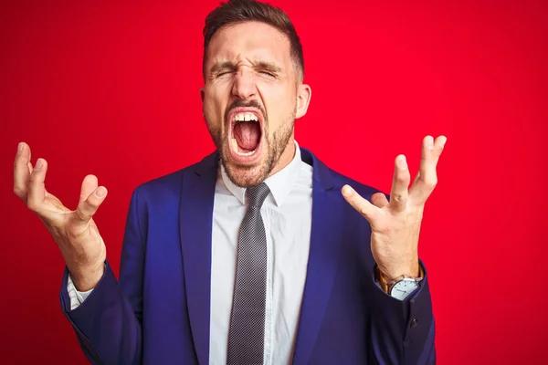 Joven Hombre Negocios Guapo Sobre Fondo Rojo Aislado Celebrando Loco —  Fotos de Stock