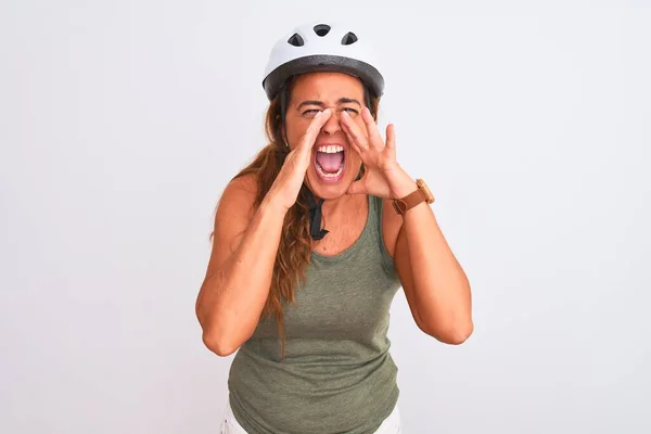 中年成熟的骑自行车的女人带着安全帽在与世隔绝的背景下大声喊着 双手捂着嘴怒吼 — 图库照片