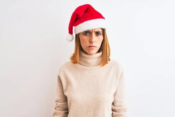 Hermosa Mujer Pelirroja Con Sombrero Navidad Sobre Fondo Aislado Escéptico —  Fotos de Stock