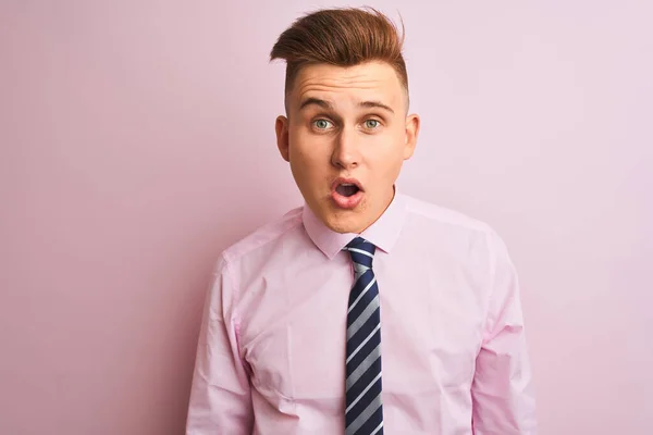 Fiatal Jóképű Üzletember Ingben Nyakkendőben Áll Elszigetelt Rózsaszín Háttér Fél — Stock Fotó