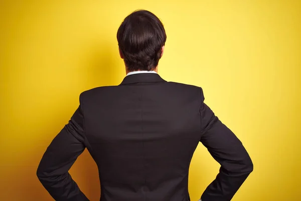 Joven Hombre Negocios Guapo Usando Traje Corbata Pie Sobre Fondo —  Fotos de Stock