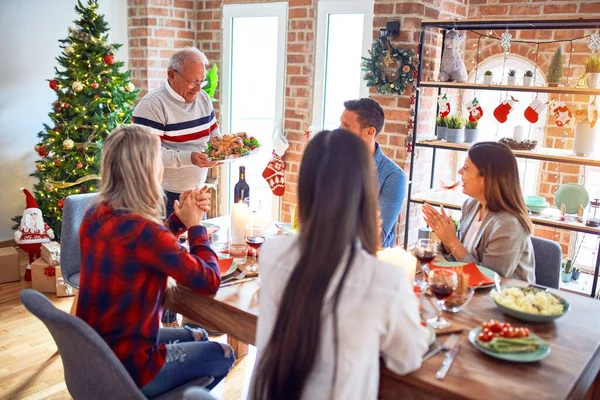 Mooie Familie Bijeenkomst Glimlachend Gelukkig Vol Vertrouwen Persoon Staande Met — Stockfoto