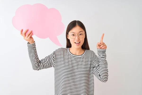 Joven Mujer China Sosteniendo Burbuja Voz Nube Sobre Fondo Blanco —  Fotos de Stock