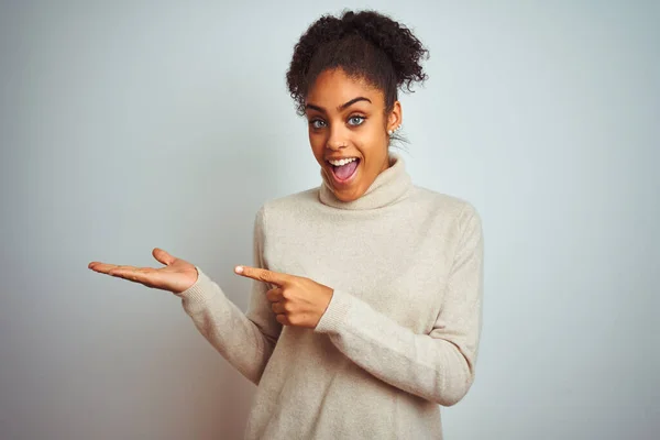 Mujer Afroamericana Vistiendo Suéter Cuello Alto Invierno Sobre Fondo Blanco —  Fotos de Stock