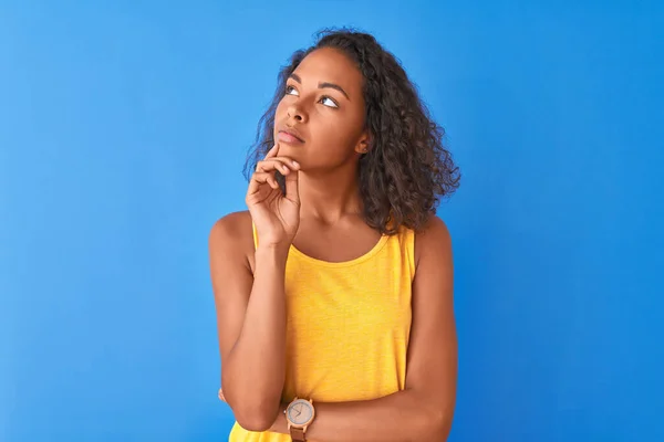 Jeune Femme Brésilienne Portant Shirt Jaune Debout Sur Fond Bleu — Photo