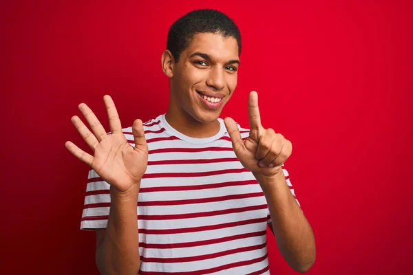 Joven Hombre Árabe Guapo Con Camiseta Rayas Sobre Fondo Rojo —  Fotos de Stock