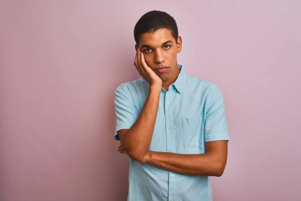 Jovem Bonito Árabe Homem Vestindo Azul Camisa Sobre Isolado Rosa — Fotografia de Stock