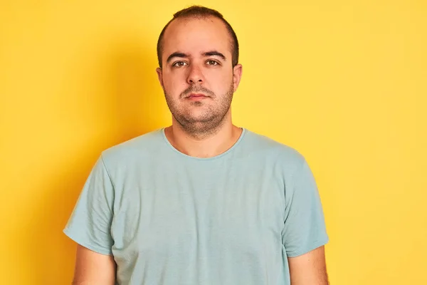 Joven Hombre Vistiendo Verde Camiseta Casual Pie Sobre Fondo Amarillo —  Fotos de Stock