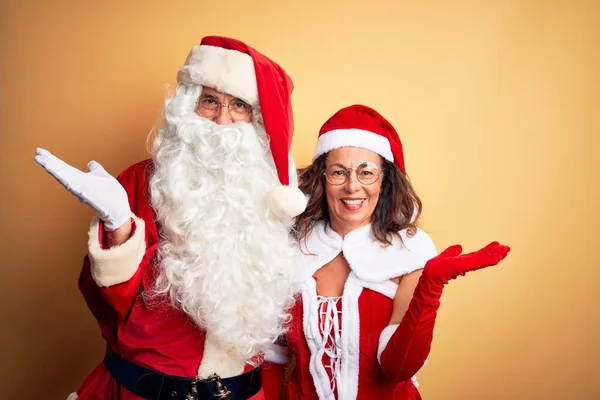 Paar Mittleren Alters Weihnachtsmannkostüm Und Mit Brille Auf Gelbem Hintergrund — Stockfoto