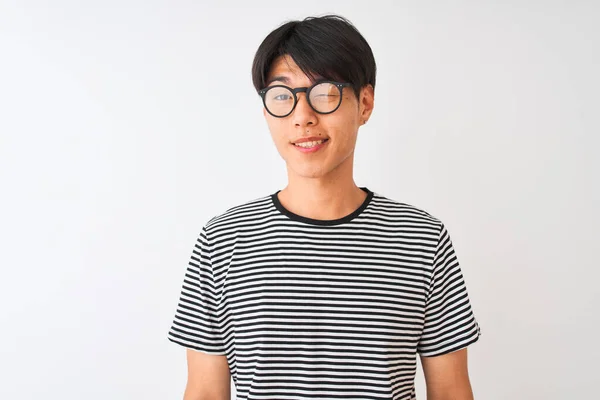眼鏡とネイビーストライプのTシャツを身に着けている中国人男性スタンド上の隔離された白い背景ウィンク見ますカメラでセクシー表現 陽気で幸せな顔 — ストック写真