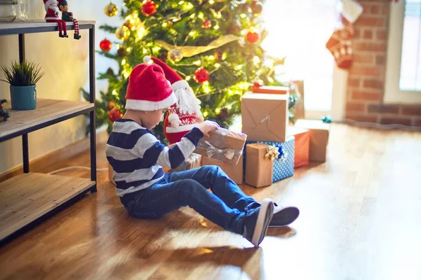 Rozkošné Batole Šťastně Sebevědomě Usmívá Sedí Podlaze Santa Claus Klobouk — Stock fotografie