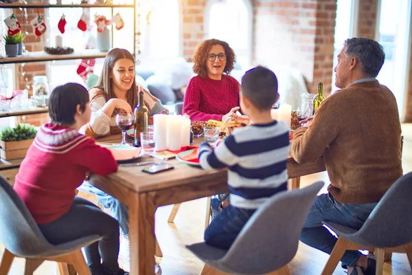 Mooie Familie Glimlachend Gelukkig Zelfverzekerd Geroosterde Kalkoen Eten Kerstmis Thuis — Stockfoto