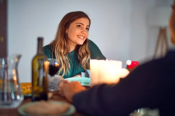 Jovem Casal Bonito Sorrindo Feliz Confiante Reunião Romântica Casa — Fotografia de Stock