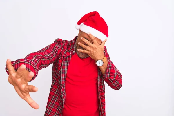 Hombre Mediana Edad Vistiendo Sombrero Santa Navidad Pie Sobre Fondo — Foto de Stock