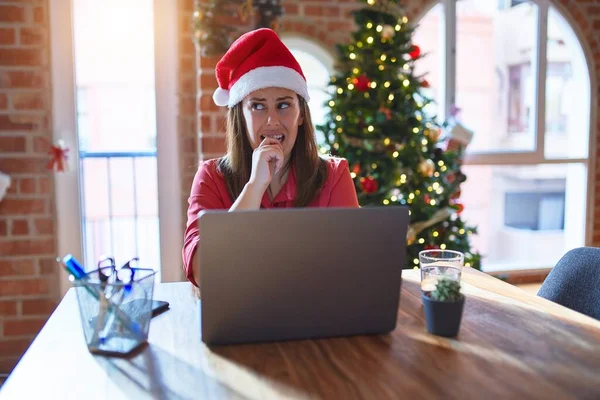 Schöne Frau Die Weihnachten Mit Laptop Tisch Sitzt Und Weihnachtsmann — Stockfoto