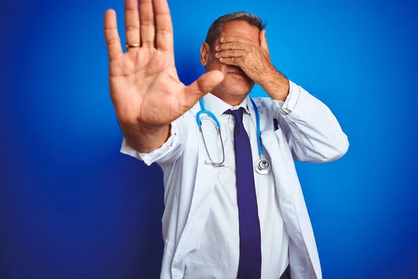 Hezký Lékař Středního Věku Muž Stetoskopu Přes Izolované Modré Pozadí — Stock fotografie