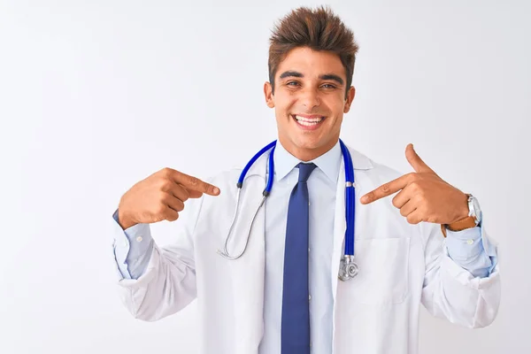 Ung Stilig Läkare Man Bär Stetoskop Över Isolerad Vit Bakgrund — Stockfoto
