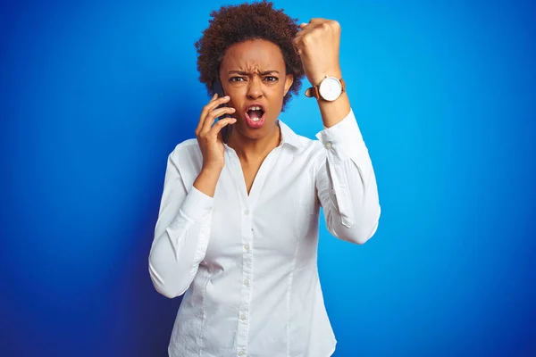 Mujer Afroamericana Hablando Teléfono Inteligente Sobre Fondo Azul Aislado Molesto — Foto de Stock