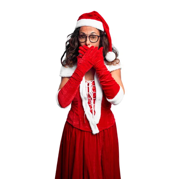 身着圣诞老人服装的中年妇女因犯错而用双手捂住嘴震惊了 秘密概念 — 图库照片