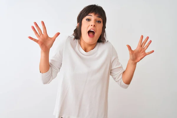 Mujer Hermosa Joven Con Camiseta Casual Pie Sobre Fondo Blanco — Foto de Stock