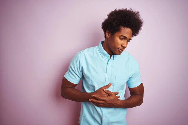 年轻的美国男人穿着蓝色的头发和蓝色的衬衫站在孤立的粉红色背景与胃 因为恶心 痛苦的疾病感觉不舒服 阿切概念 — 图库照片