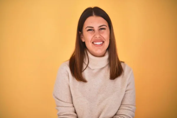 Giovane Bella Donna Sorridente Felice Indossa Maglione Sfondo Giallo Isolato — Foto Stock