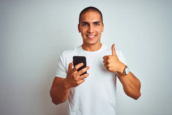 Joven Hombre Guapo Usando Teléfono Inteligente Sobre Fondo Aislado Amarillo —  Fotos de Stock