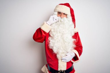 Noel Baba kostümü giyen orta yaşlı yakışıklı adam izole edilmiş beyaz arka plan ağzı ve dudakları parmaklarla kapanmış bir fermuar gibi duruyor. Gizli ve sessiz, tabu konuşması