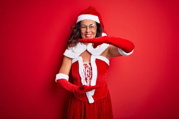 Μέση Ηλικία Όμορφη Γυναίκα Φορώντας Κοστούμι Santa Claus Πάνω Από — Φωτογραφία Αρχείου