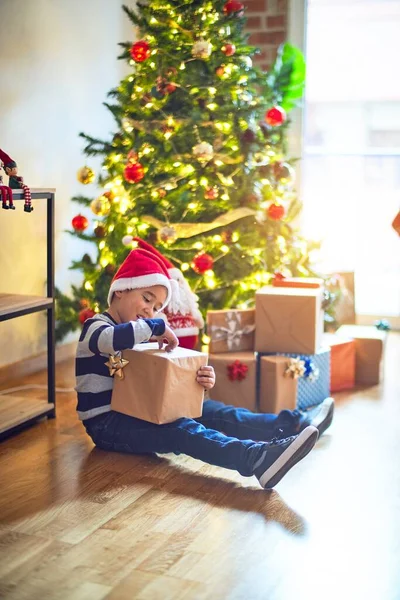 Adorable Niño Sonriendo Feliz Confiado Sentado Suelo Con Sombrero Santa —  Fotos de Stock