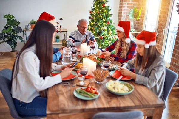 Όμορφη Οικογένεια Φορώντας Σάντα Claus Καπέλο Συνάντηση Χαμογελώντας Ευτυχισμένη Και — Φωτογραφία Αρχείου