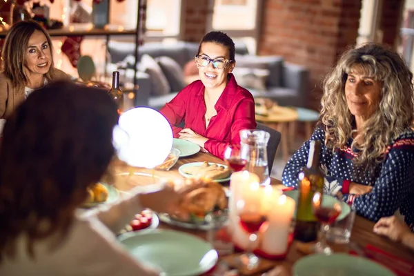 Beau Groupe Femmes Souriantes Heureuses Confiantes Manger Dinde Rôtie Célébrant — Photo