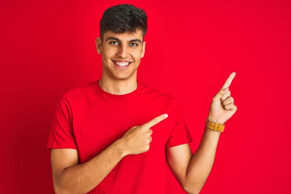 Giovane Uomo Indiano Indossa Shirt Piedi Sopra Isolato Sfondo Rosso — Foto Stock