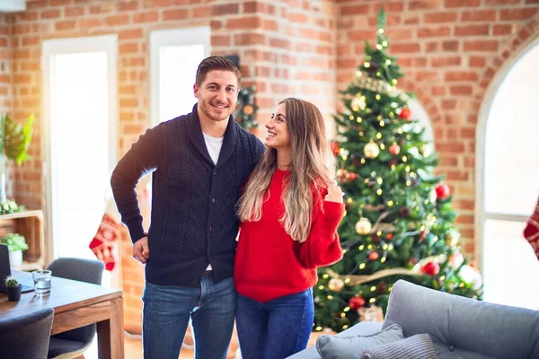 Junges Schönes Paar Das Glücklich Und Zuversichtlich Lächelt Zuhause Den — Stockfoto