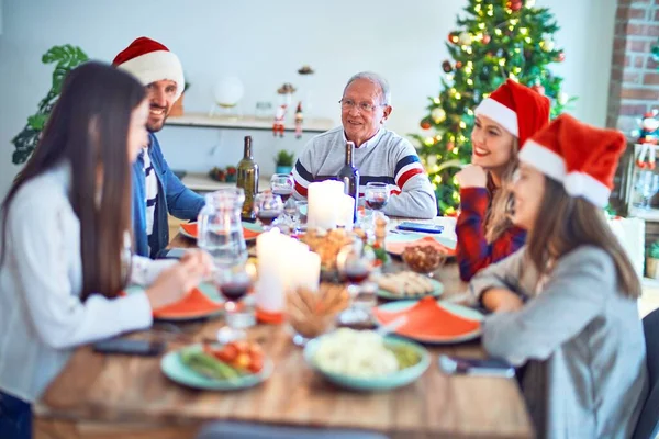 Mooie Familie Draagt Kerstman Hoed Vergadering Glimlachend Gelukkig Vol Vertrouwen — Stockfoto