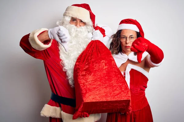 Älteres Paar Weihnachtsmann Kostüm Mit Sack Über Isoliertem Weißem Hintergrund — Stockfoto