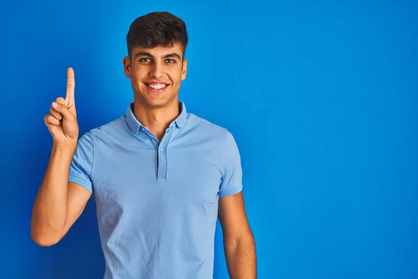 Young Indian Man Wearing Casual Polo Standing Isolated Blue Background — ストック写真