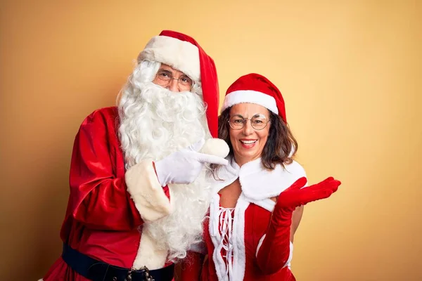 Paar Mittleren Alters Trägt Weihnachtsmann Kostüm Und Brille Über Isoliertem — Stockfoto